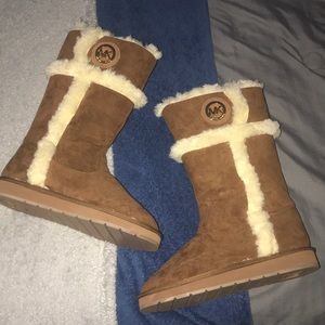 MICHEAL KORS BOOTS (NOT REAL)